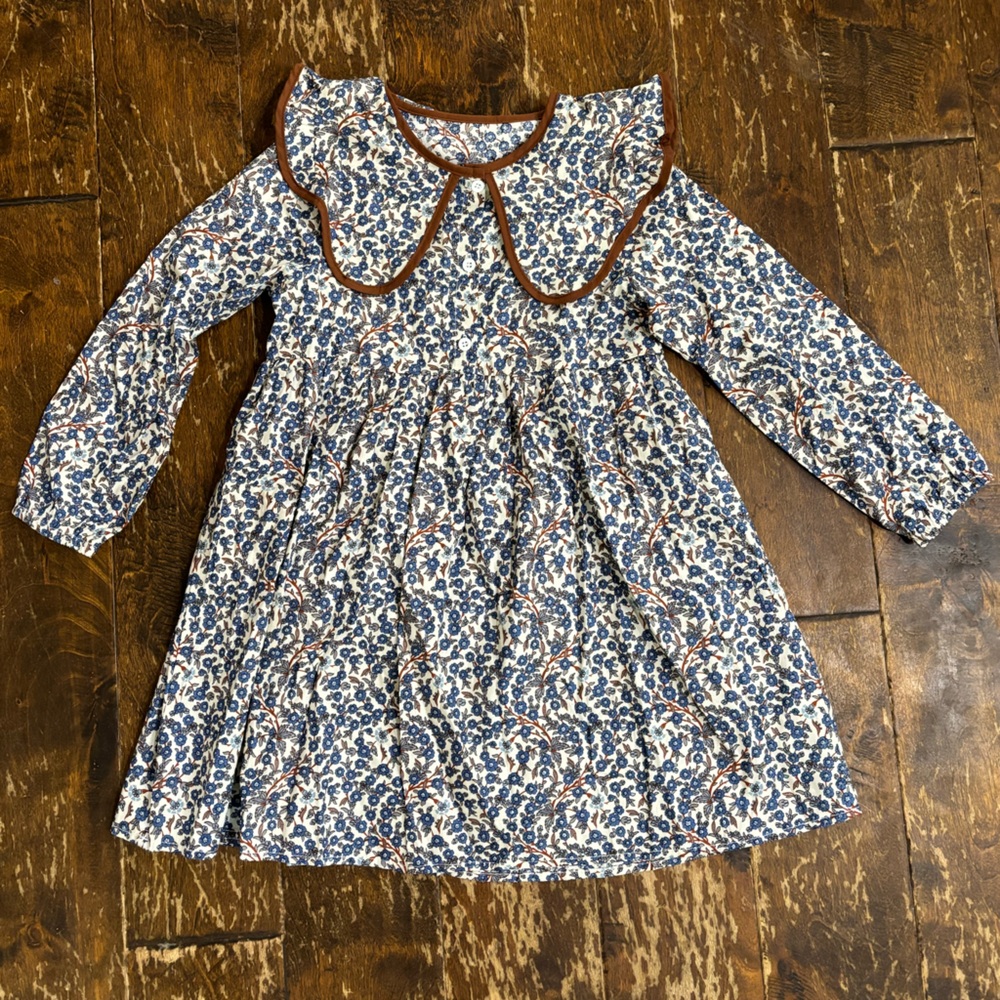 Charming dress, fits size 6 no tags